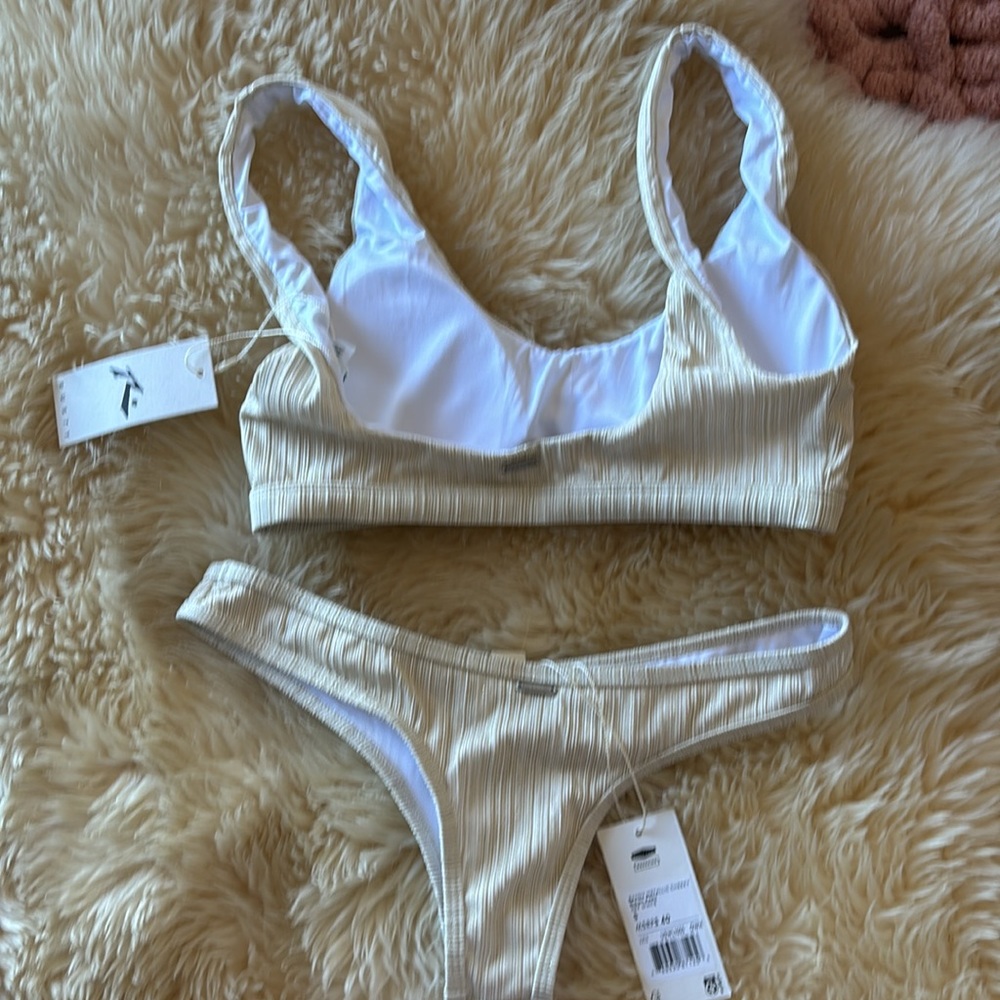 Bikini - Picture 5 of 10